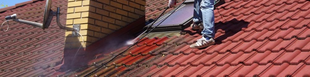 Schoonspuiten dakpannen met aanslag